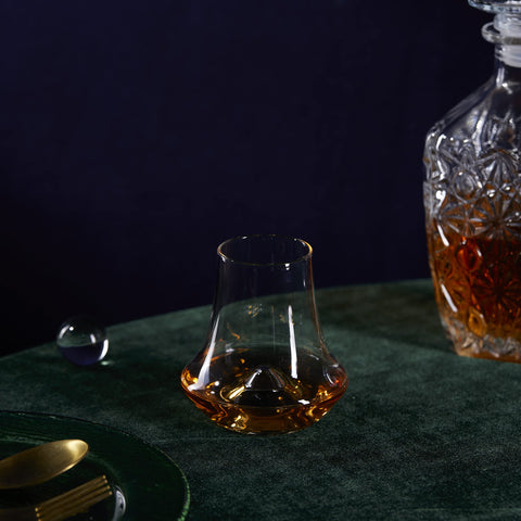 LEMONSODA vaso whisky bourbon en mesa, experiencia de degustación refinada.