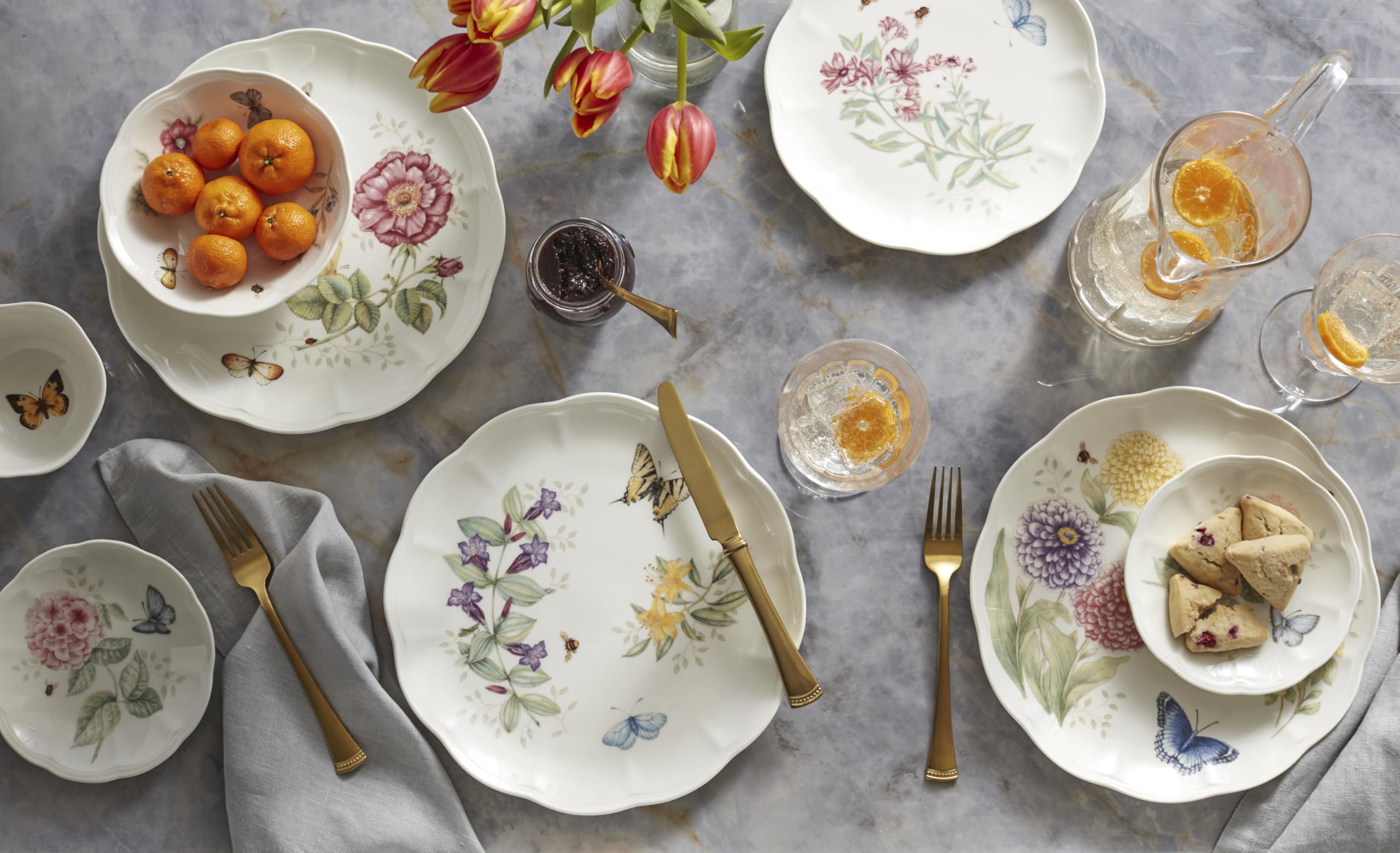 Lenox Butterfly Meadow ambiente de mesa, crea una atmósfera floral para comidas especiales.
