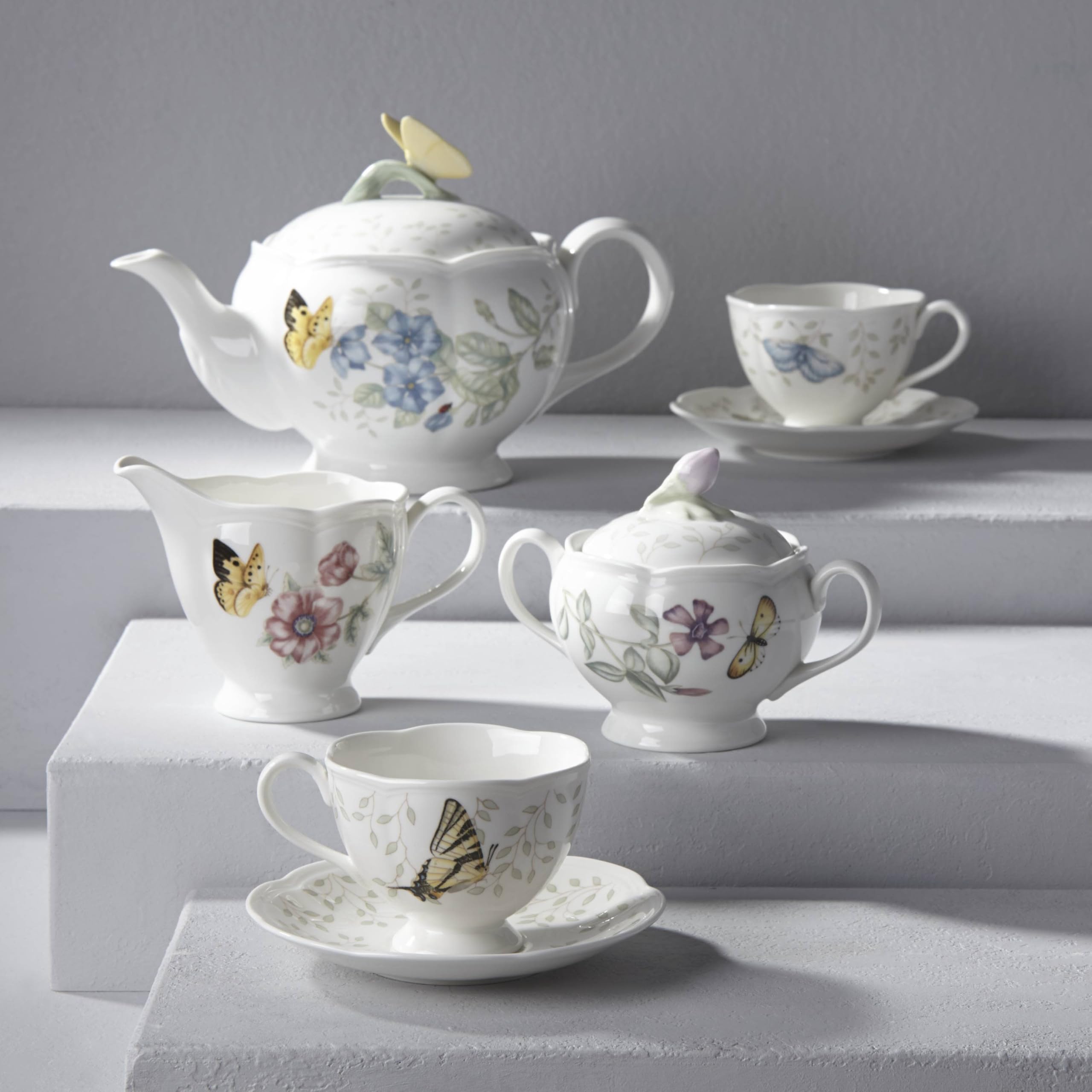 Lenox Butterfly Meadow cremero: vertido suave gracias a su forma.