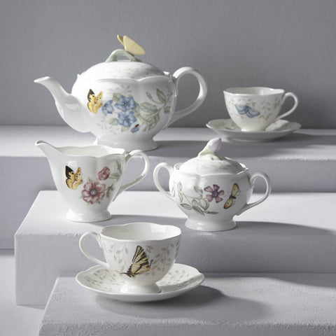 Lenox Butterfly Meadow cremero: vertido suave gracias a su forma.