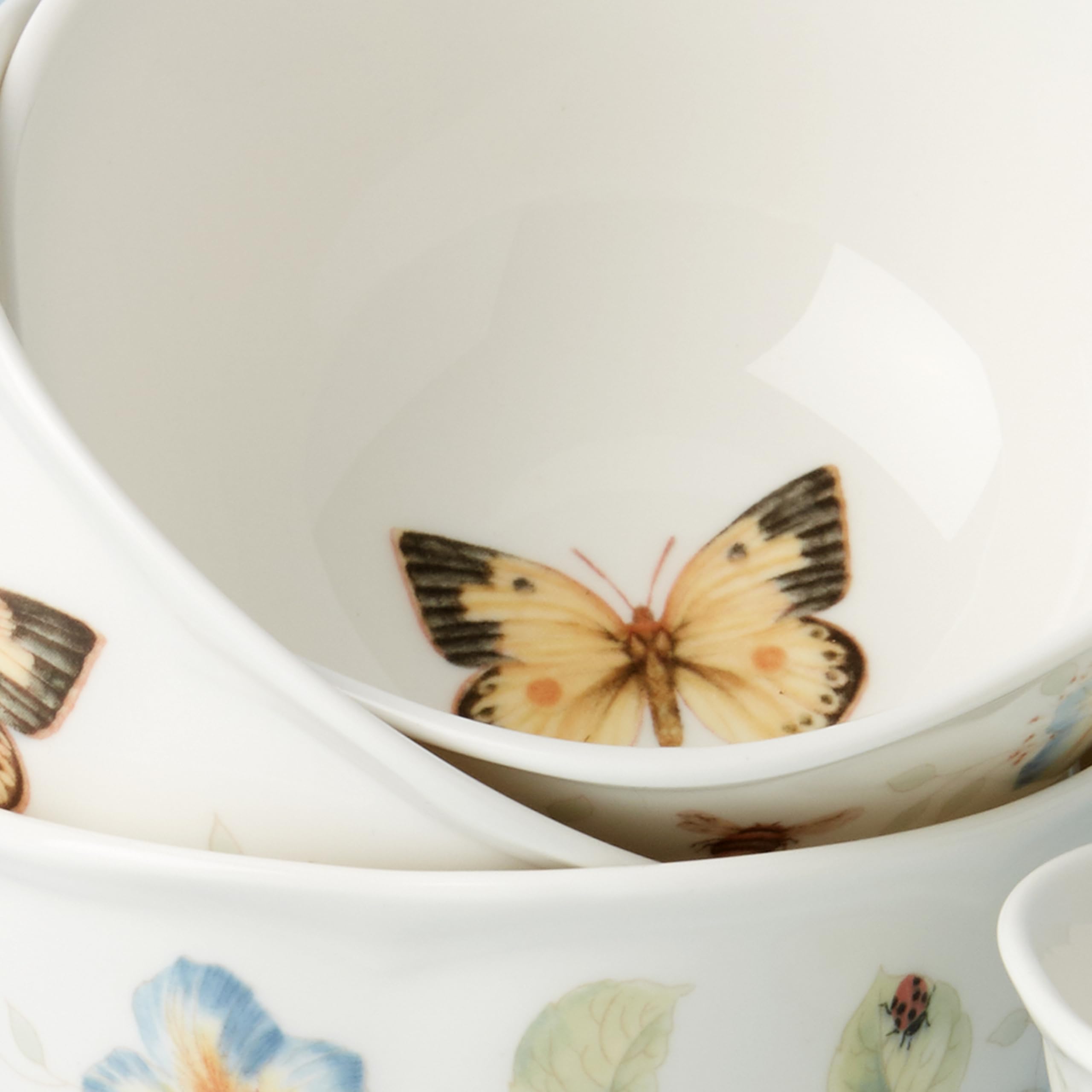 Detalles de mariposas y jardín que realzan la mesa con elegancia.