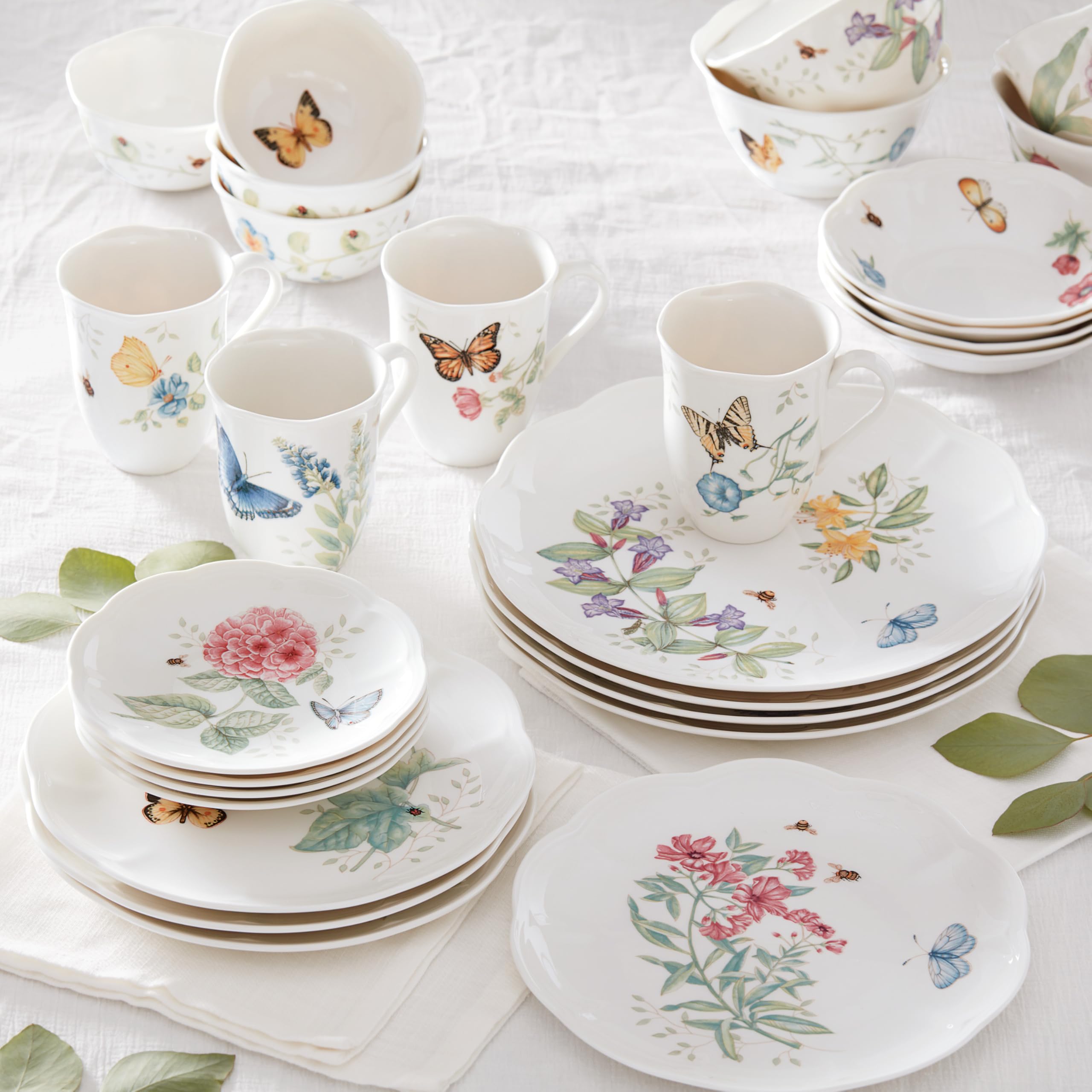 Lenox Butterfly Meadow patrón floral cercano, resalta el diseño característico.