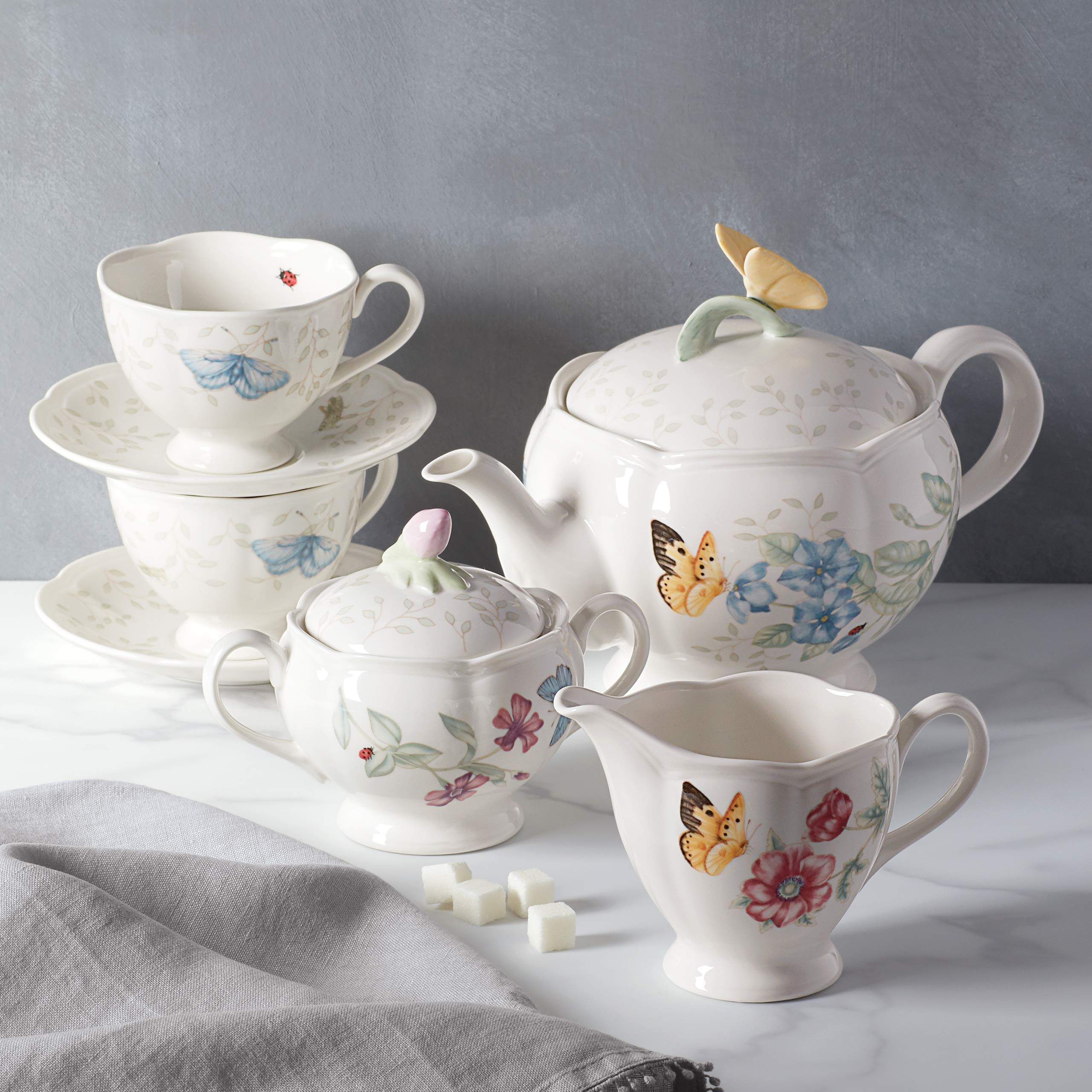 Lenox Butterfly Meadow platillos: base estable para las tazas.