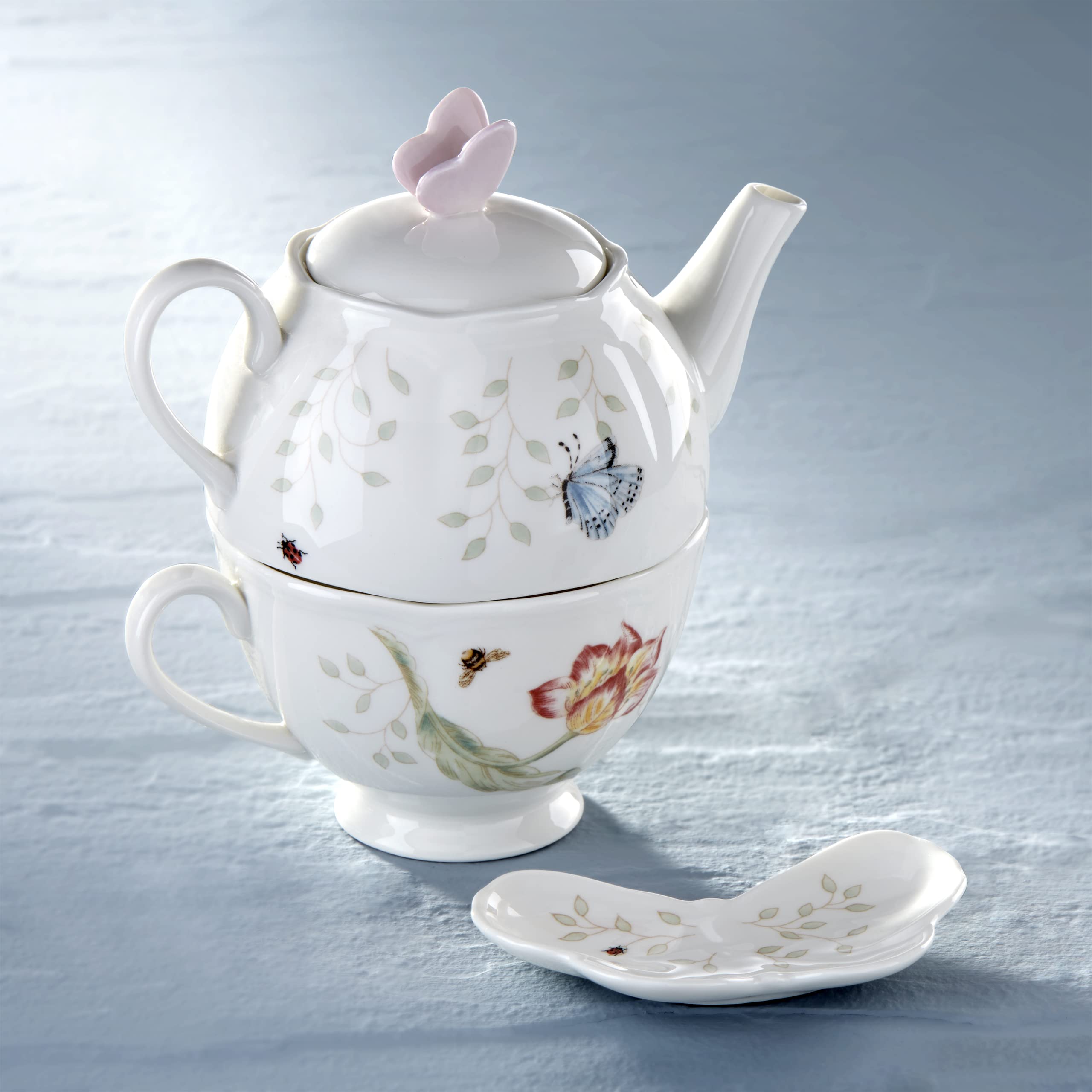 Tetera de porcelana blanca Butterfly Meadow para servir té con estilo.