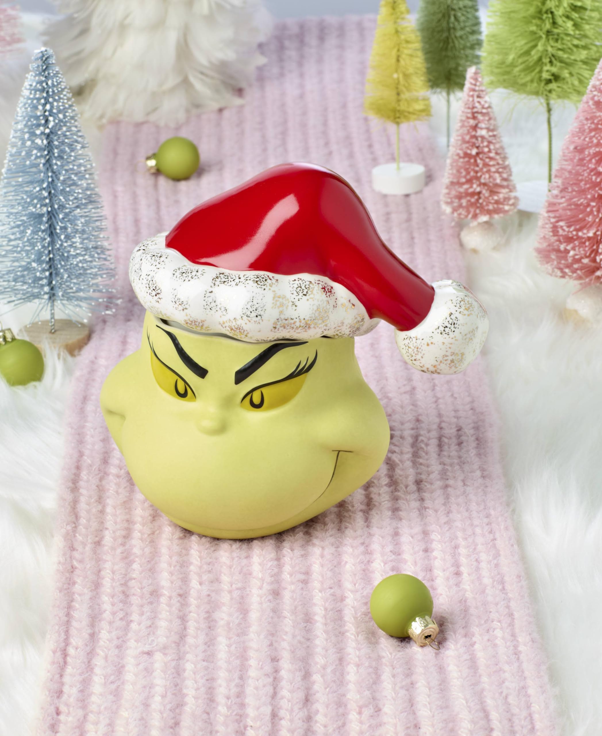 Lenox Grinchmas sombrero del Grinch añade toque festivo a la mesa.