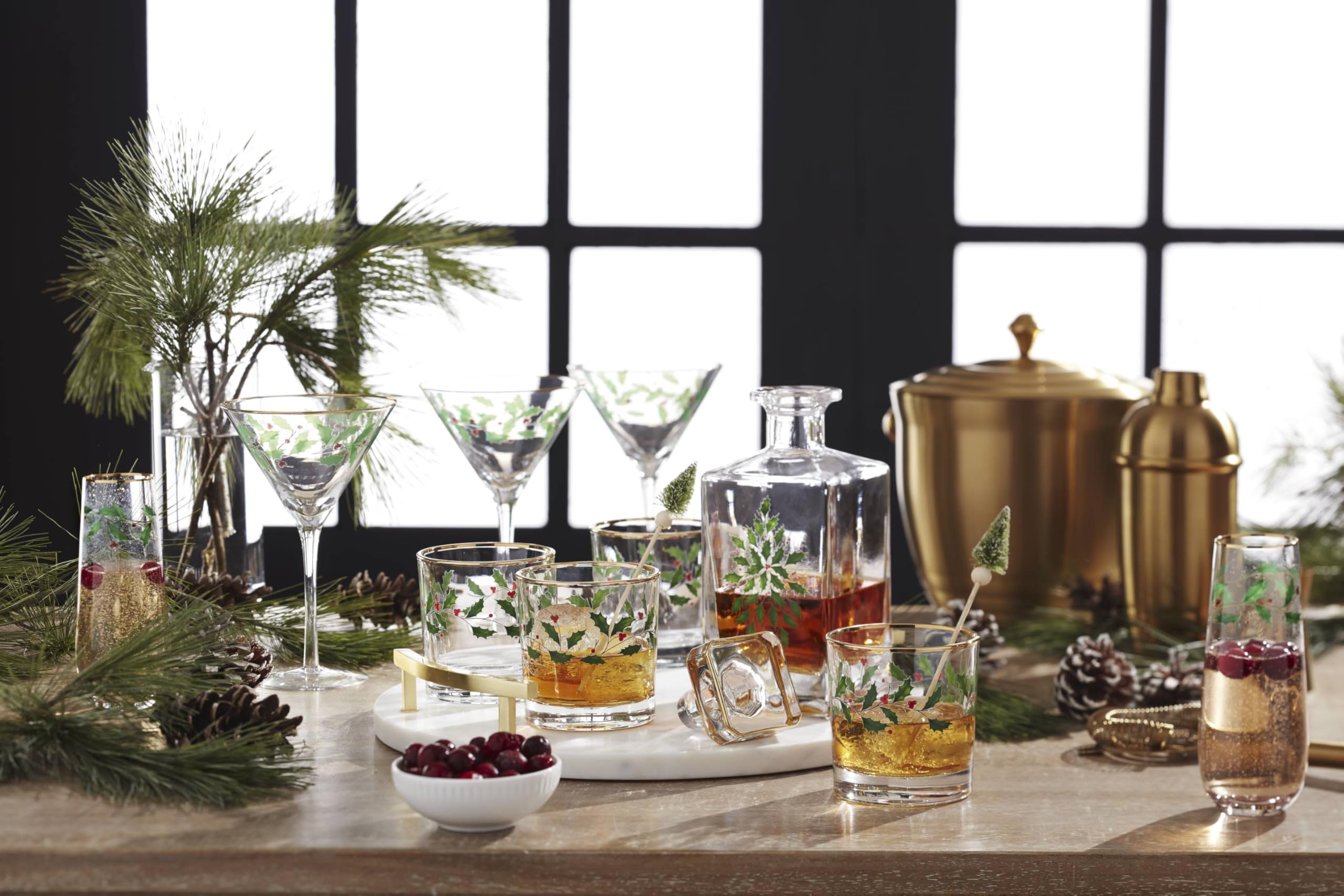 Patrón de acebo Lenox en detalle para mesas festivas.