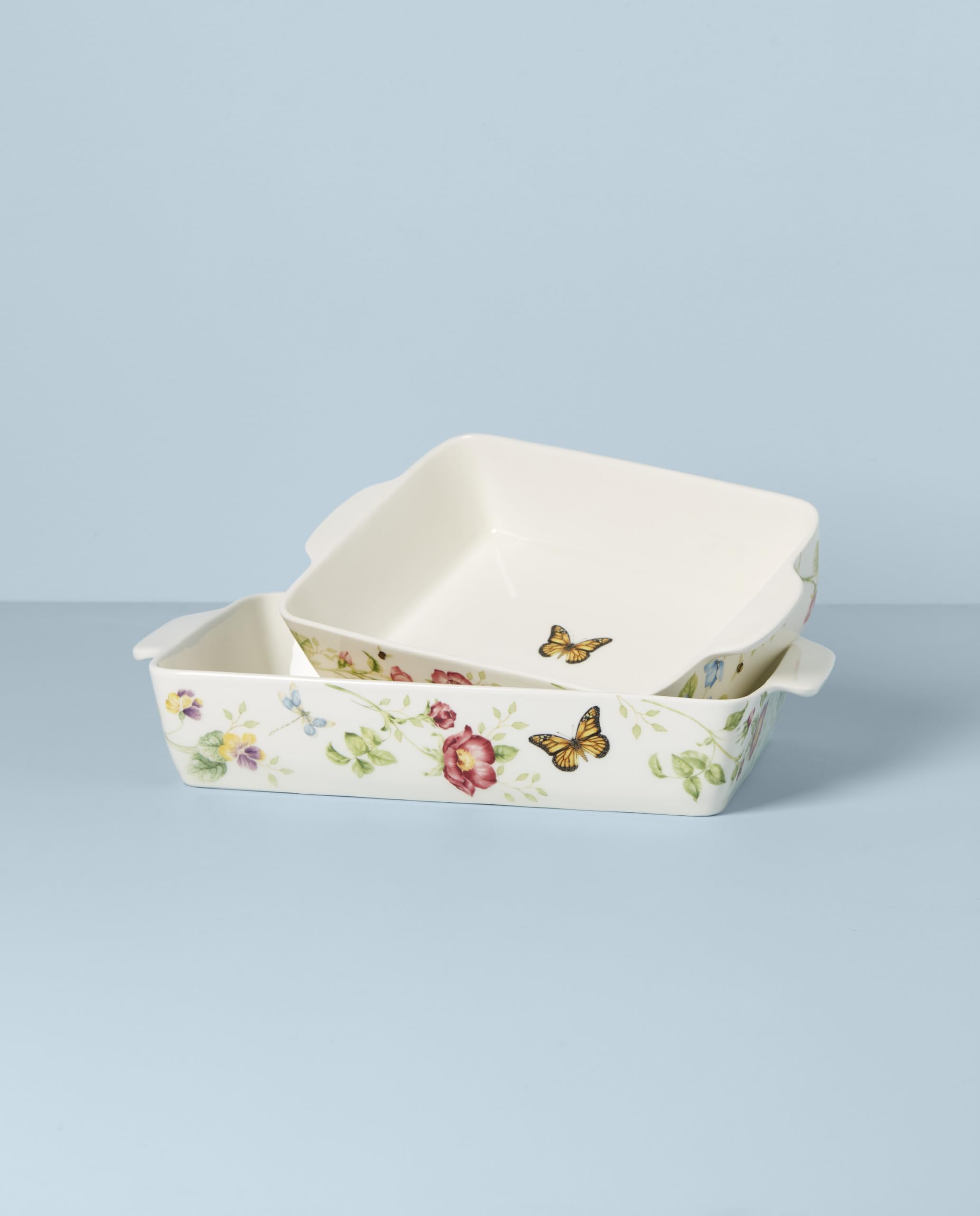 Lenox Mariposa Pradera detalle floral, realza la mesa con un toque artesanal.