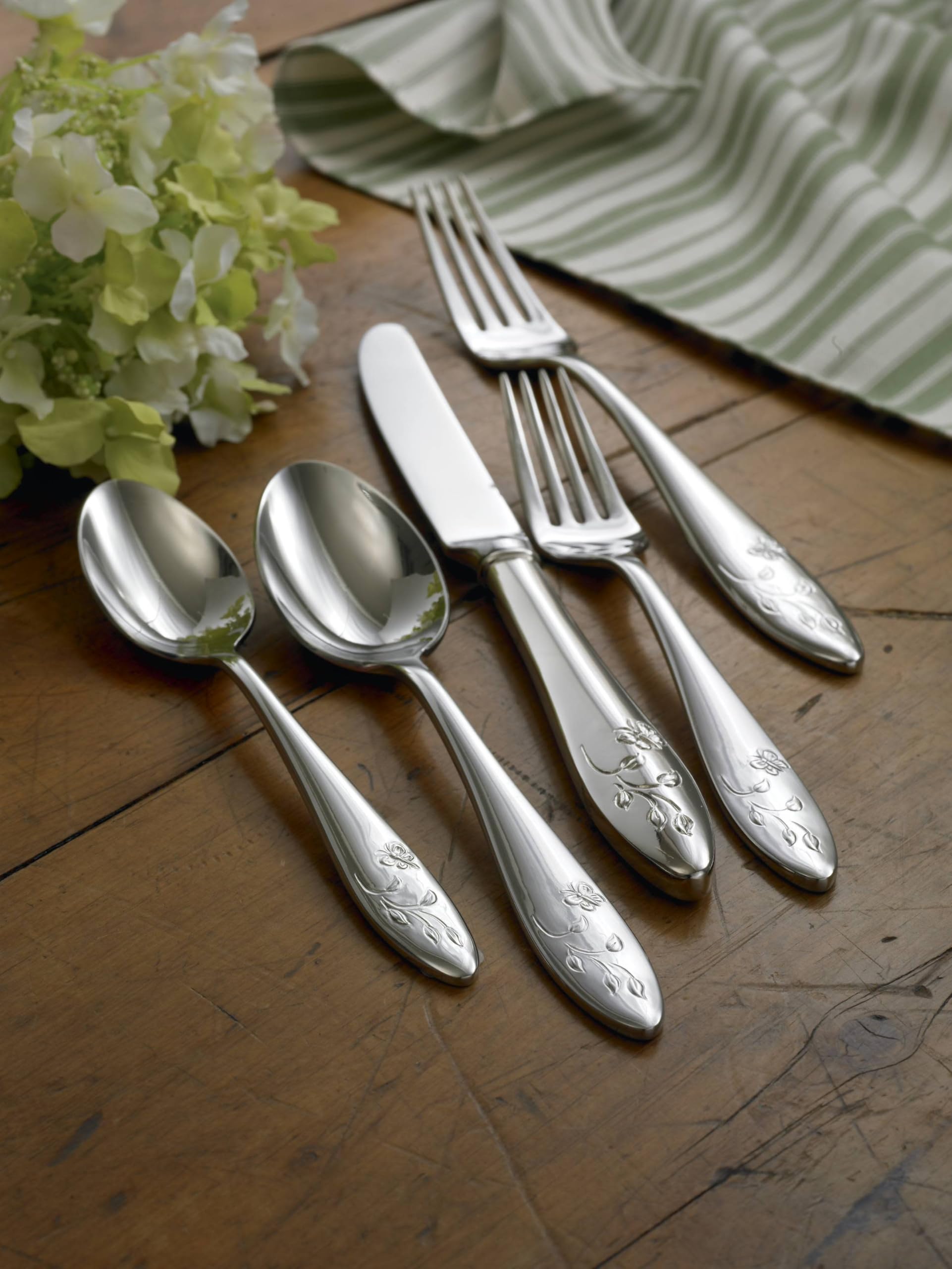 Mesa lista para cena familiar con cubiertos Lenox