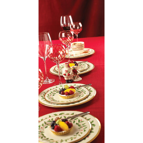 Escena de mesa navideña con platos Lenox Holiday para reuniones.