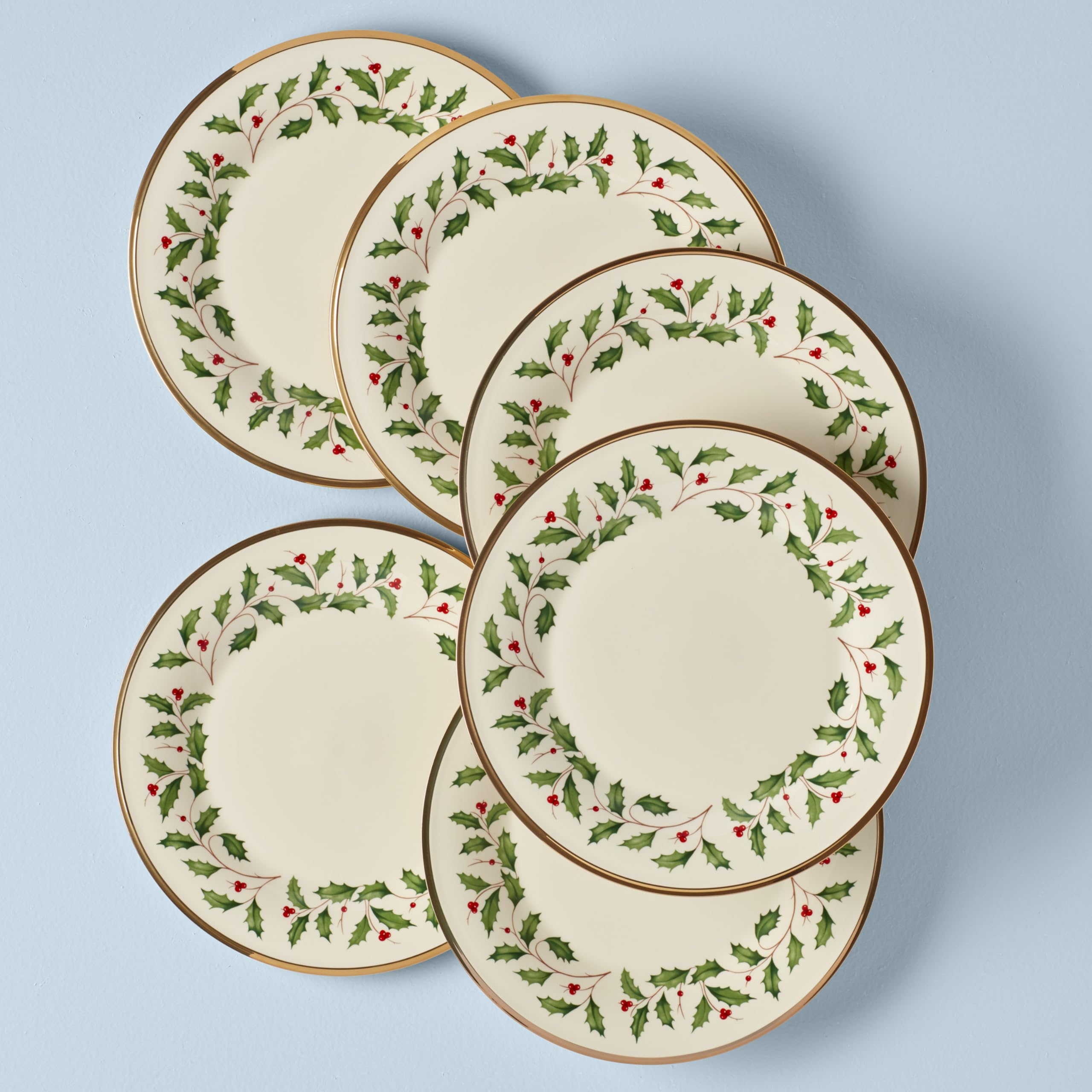 Detalle del motivo acebo y bayas en Lenox Holiday con borde dorado, ideal para celebraciones.