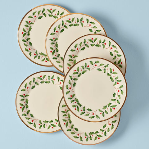 Detalle del motivo acebo y bayas en Lenox Holiday con borde dorado, ideal para celebraciones.