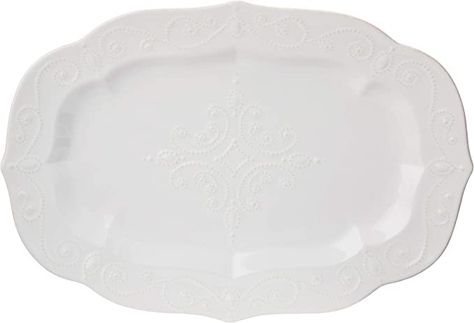 Plato pavo Lenox con borde ondulado, ideal para servir cenas festivas.