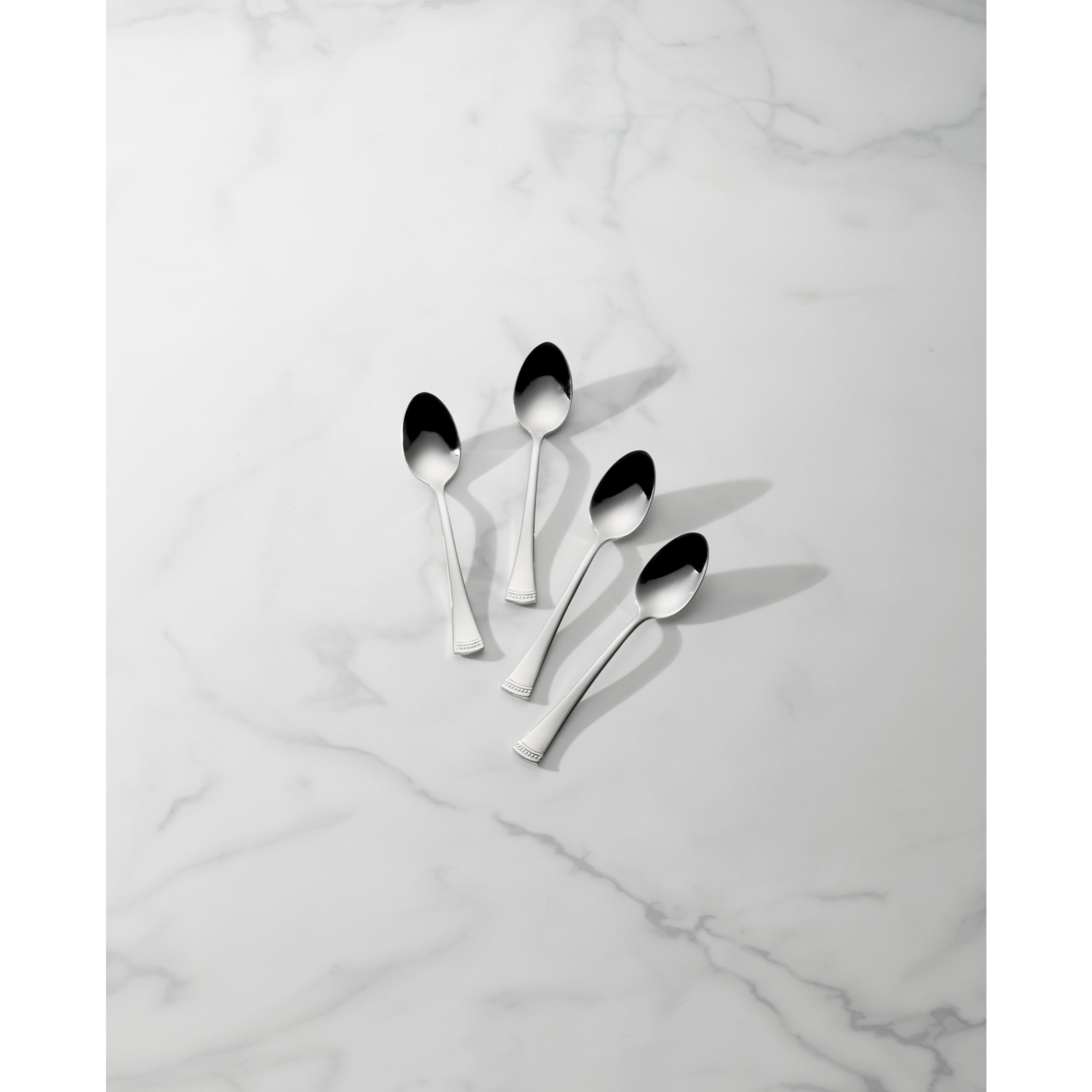 Detalle de asa flareada en las cucharitas Portola de Lenox, diseño elegante para servir.