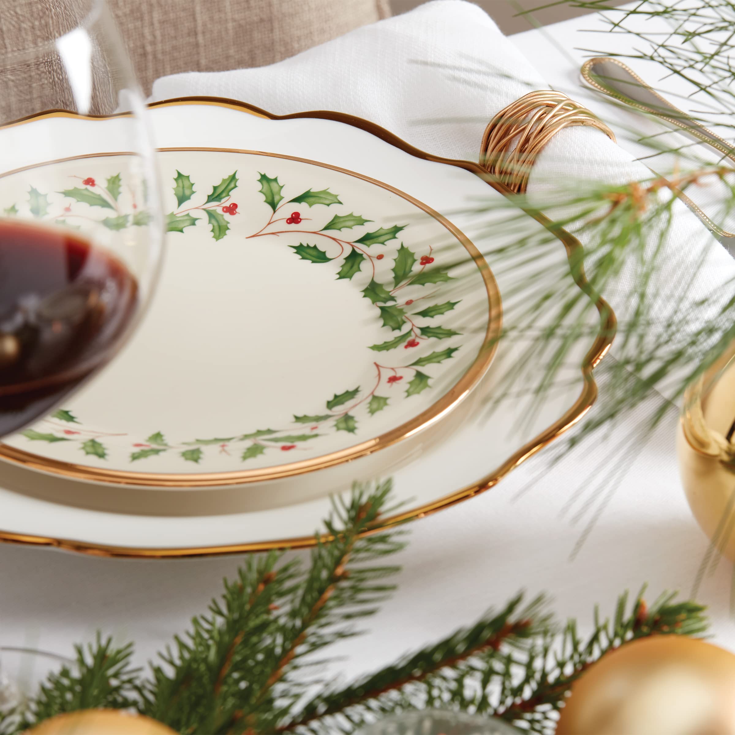 Presentación Lenox para mesa navideña, crea ambiente festivo.