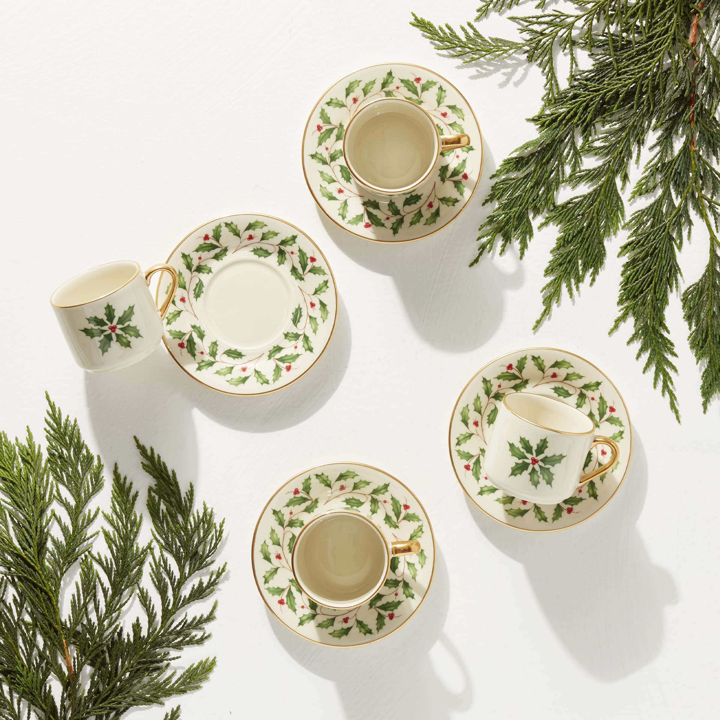 Lenox tazas espresso con hojas de acebo, detalle navideño elegante