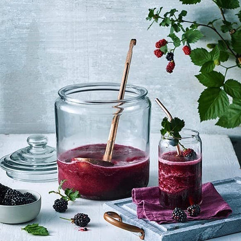 Tarros Le'raze en mostrador de cocina o tocador, diseño versátil.