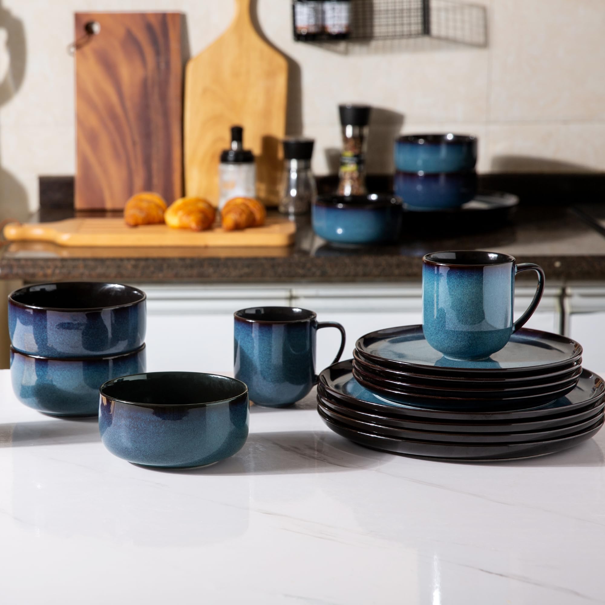 Plato Leratio diseño moderno para mesa contemporánea.