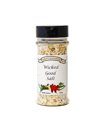 Lesley Elizabeth Wicked Good Salt se vierte desde la botella para realzar sabores