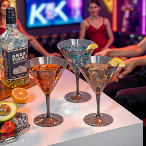 Vasos Liacere Martini de plástico desechables con rendimiento estable en eventos.