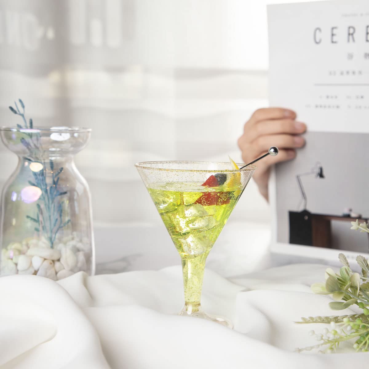 Copa martini dorada Liacere, diseño moderno para eventos con aperitivos.