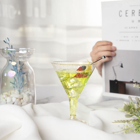 Copa martini dorada Liacere, diseño moderno para eventos con aperitivos.