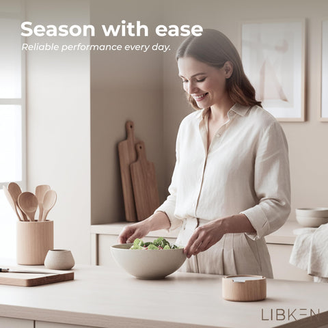 LIBKEN Salero de madera con dispensador integrado para porciones precisas.