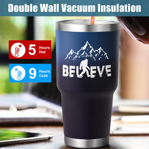 Lifecapido Sasquatch Tumbler 30oz camping, perfecto para actividades al aire libre.