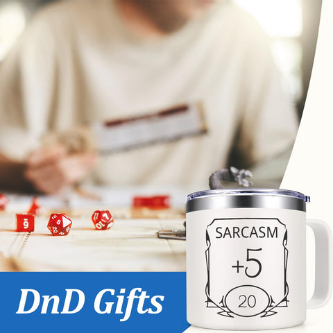 Vista lateral de la taza Lifecapido DnD 14oz, mantiene el calor para largas partidas.