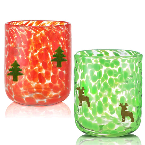 Vaso Ligomeda con árbol navideño verde sobre esmalte rojo, ideal para brindis festivos