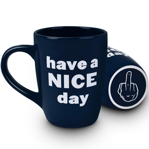 Taza Likeny 13oz con diseño humorístico y dedo en la base, ideal como regalo.