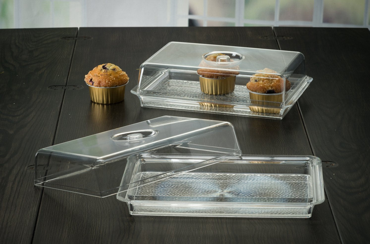 Bandeja acrílica de Lillian Tablesettings para postres con tapa, ideal para exhibir dulces.