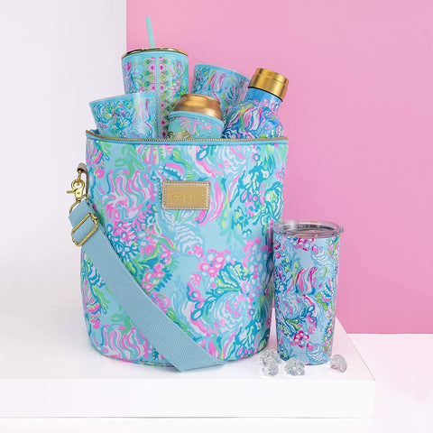Base estable y acabados metálicos de Lilly Pulitzer para uso diario.