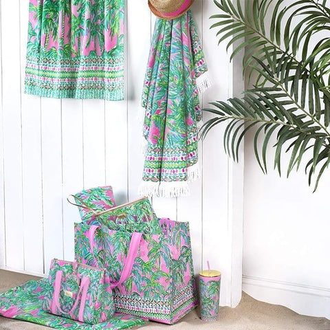 Base plana de la fiambrera Lilly Pulitzer para estabilidad en superficies.