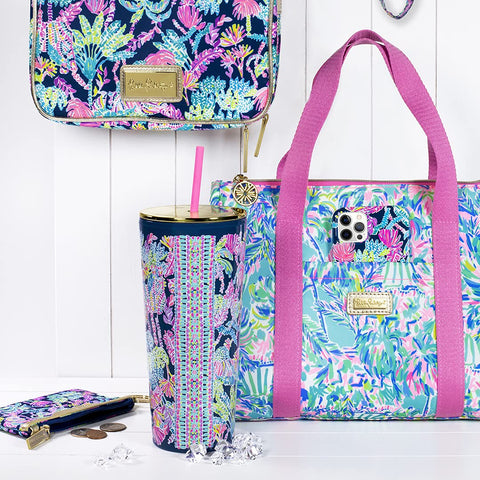 Bolsa Lilly Pulitzer Cabana Cocktail, logotipo dorado añade estilo distintivo.