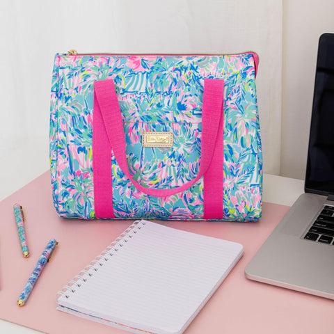 Bolsa Lilly Pulitzer Cabana Cocktail, material poliéster ligero y duradero para uso diario.