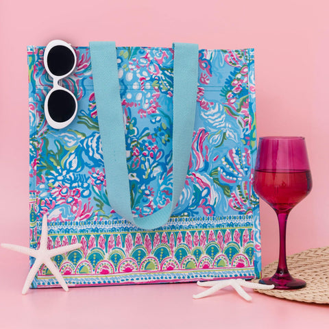 Bolsa Lilly Pulitzer Aqua La Vista con asa larga para llevar al hombro.