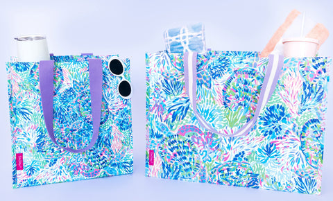 Herrajes dorados en Lilly Pulitzer, acabado premium.
