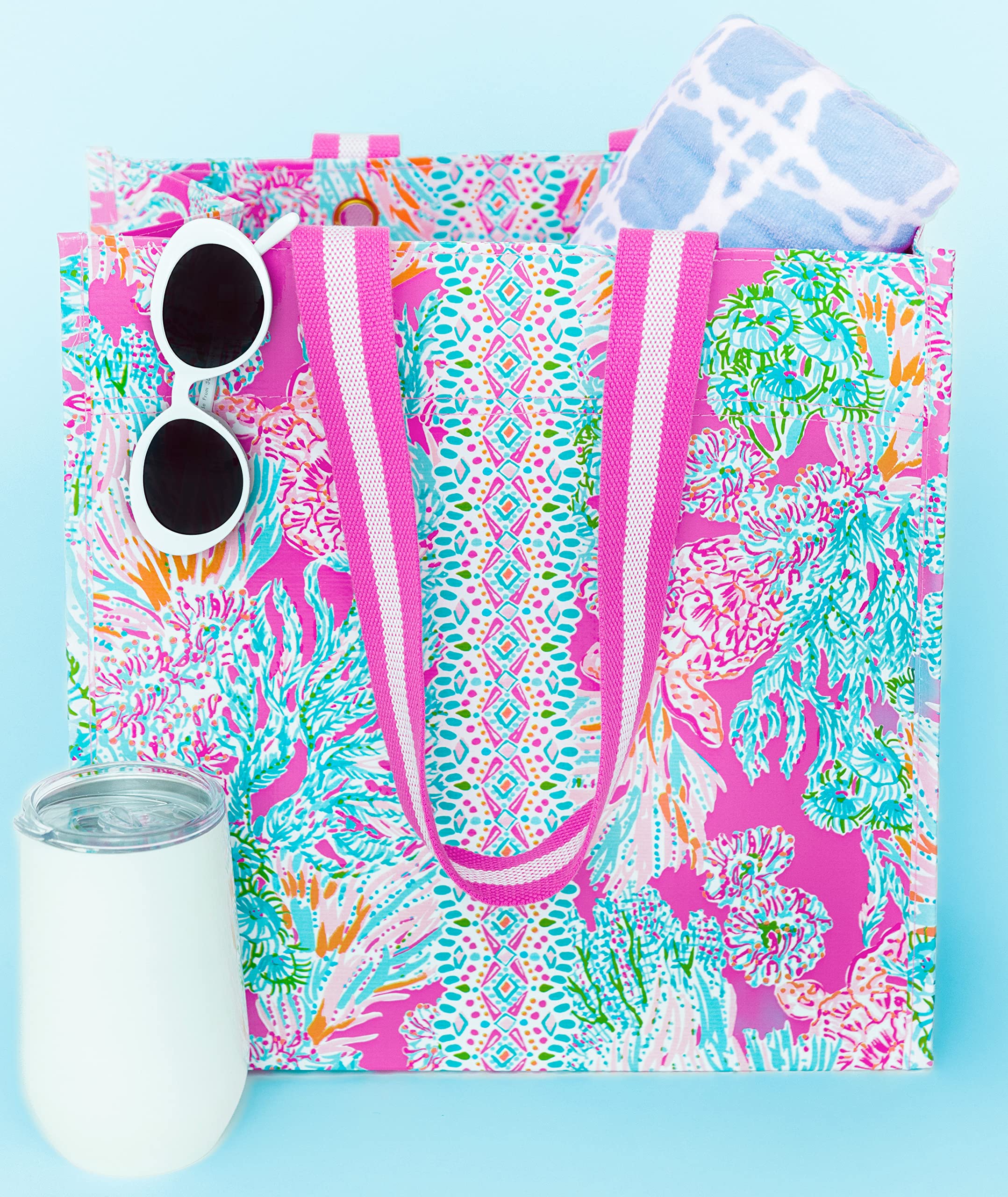 Abertura amplia Lilly Pulitzer Pink Market, ideal para compras grandes