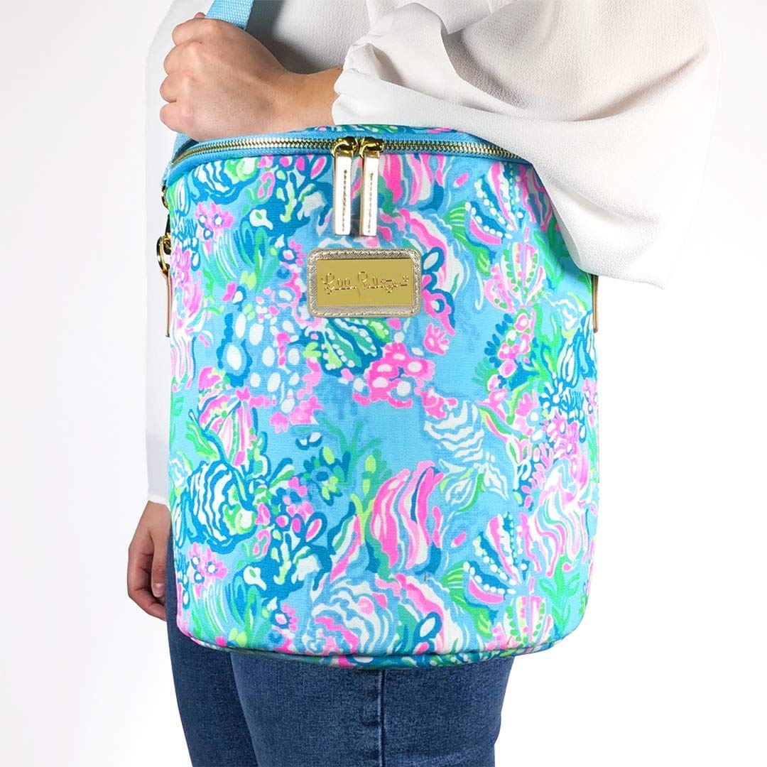 Correa ajustable y removible de Lilly Pulitzer para llevar cómoda.