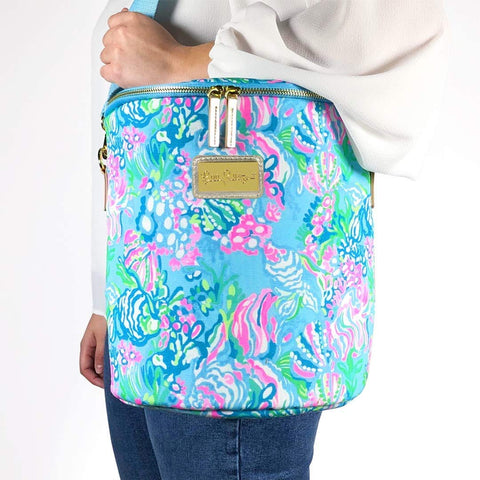 Correa ajustable y removible de Lilly Pulitzer para llevar cómoda.