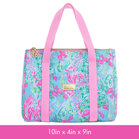 Logotipo dorado de Lilly Pulitzer y diseño elegante en la bolsa de almuerzo.