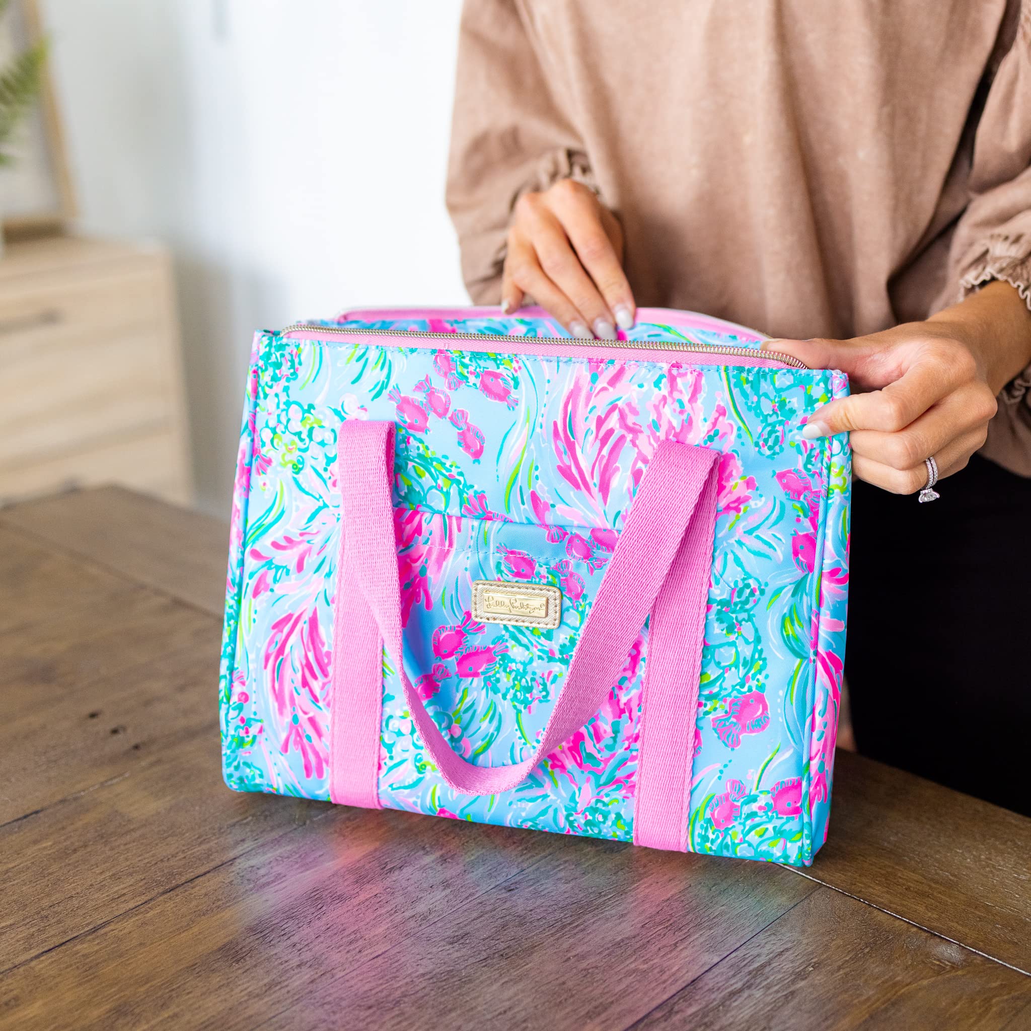 Estampado Lilly Pulitzer en azul con temática de peces, aspecto atractivo para el día a día.
