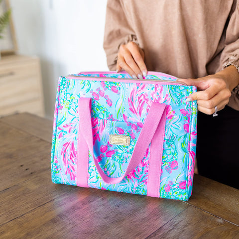 Estampado Lilly Pulitzer en azul con temática de peces, aspecto atractivo para el día a día.
