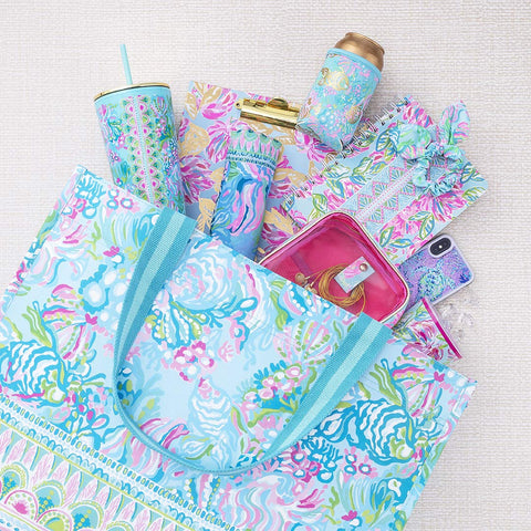 Lilly Pulitzer Aqua La Vista, material resistente al agua y herrajes dorados.