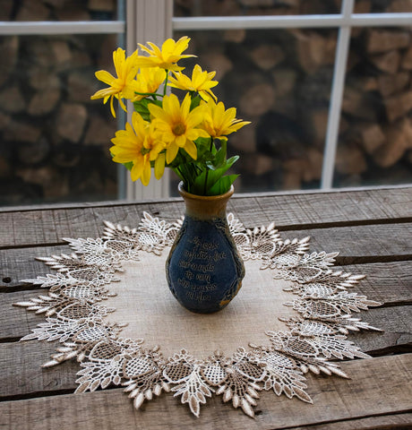 Linens, Art and Things lace doily dos tonos beige realza la vajilla