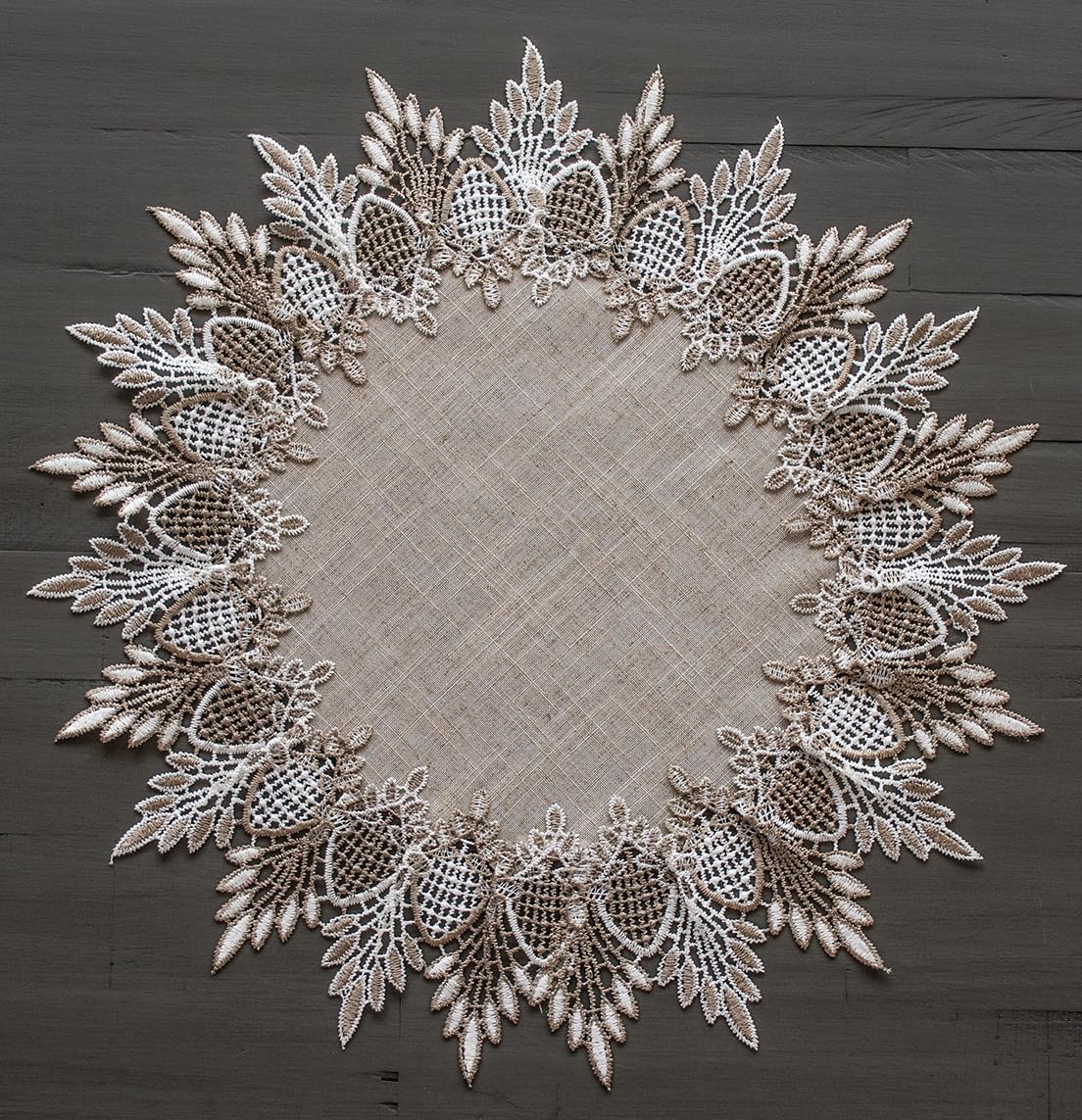 Linens, Art and Things lace doily encaje beige lujo discreto para la mesa