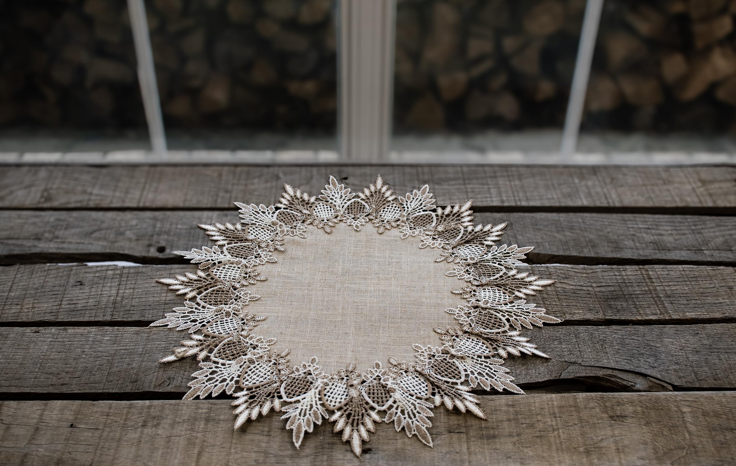 Linens, Art and Things lace doily para centro de mesa con flores