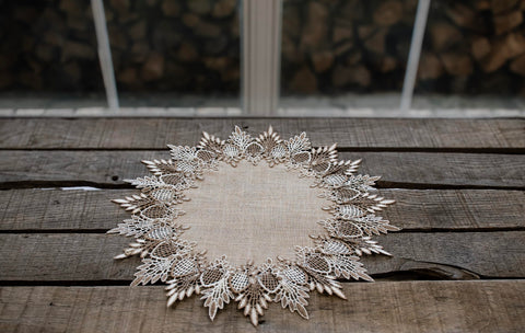Linens, Art and Things lace doily para centro de mesa con flores