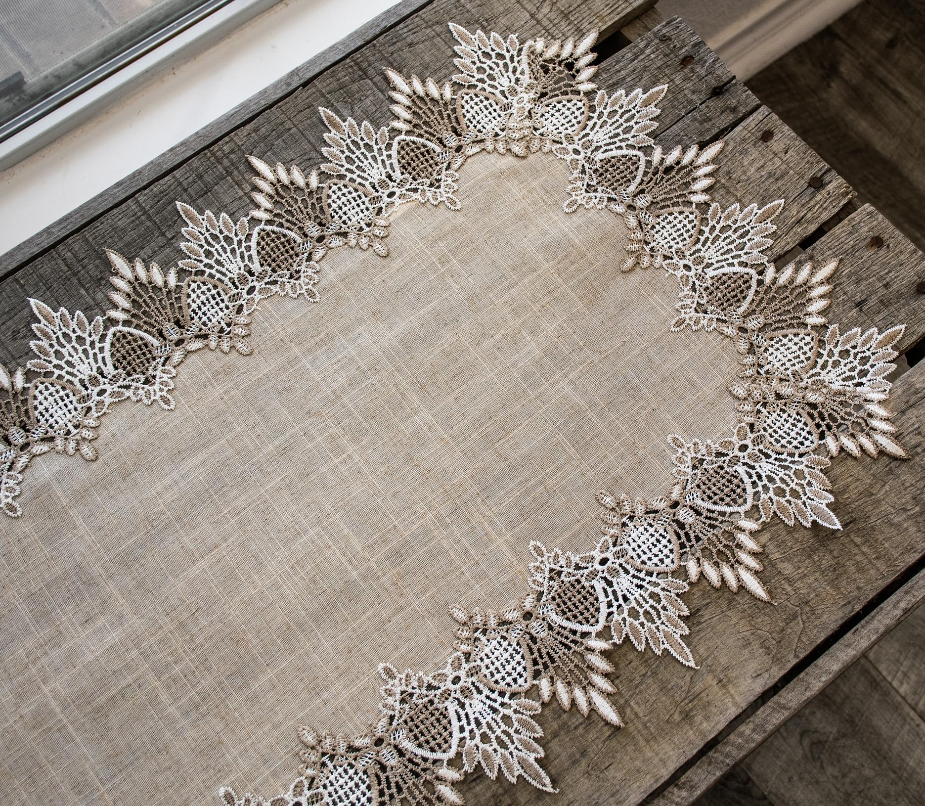 Linens, Art and Things: pieza neutral para fiestas, fácil de limpiar tras uso.