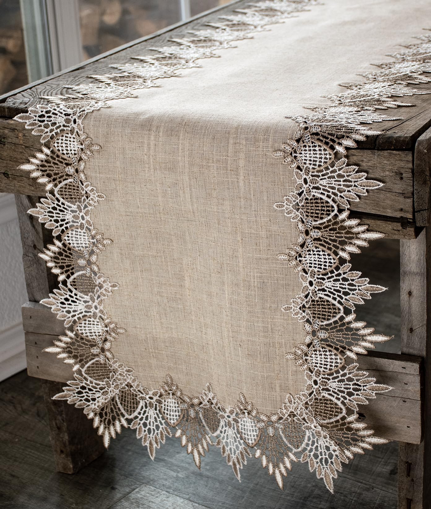 Linens, Art and Things: runner de encaje beige para mesa elegante y centro decorativo.